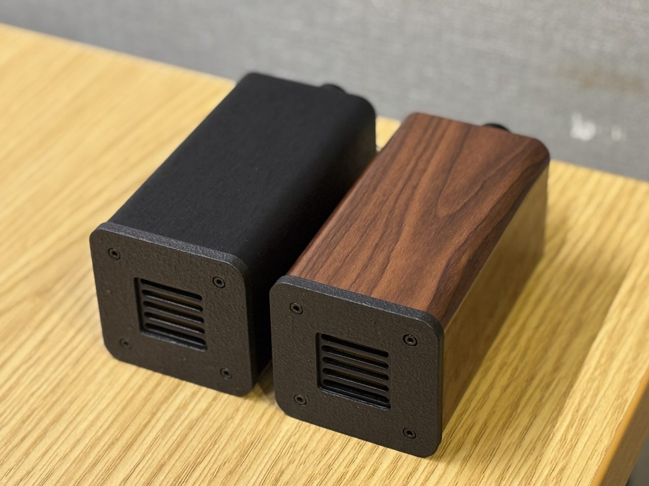 AMT-TP3 を斜め前から見た外観(黒仕上げ・木目仕上げ)